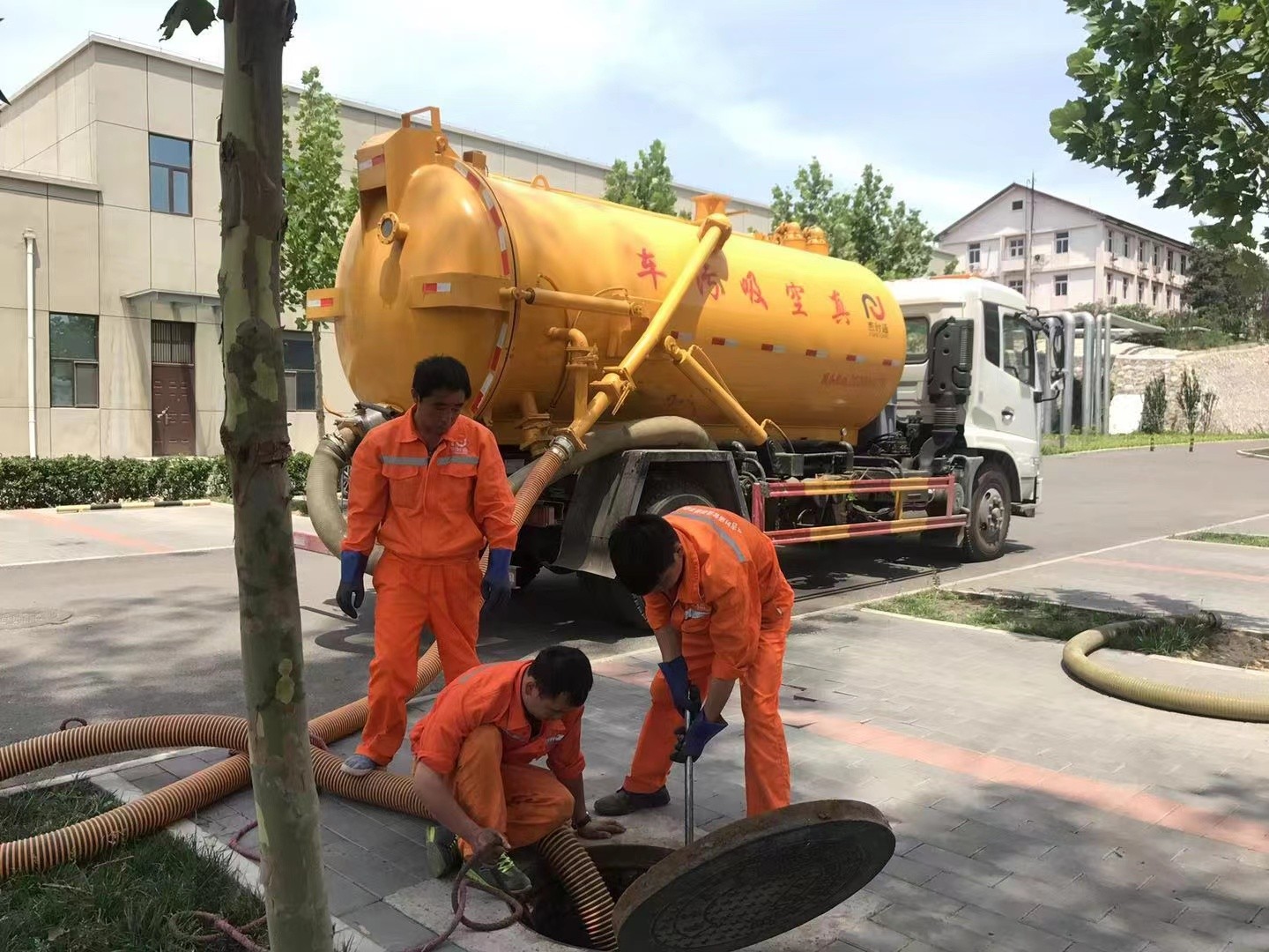 津南管道疏通车停在窨井附近